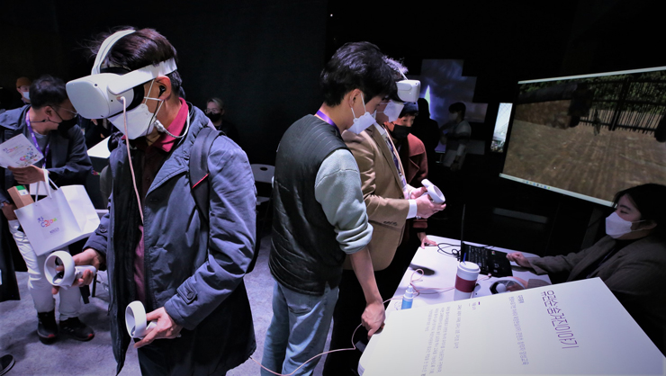 사진은 지난해 콘텐츠 인재양성사업 통합 성과발표회에서 ‘실감형 콘텐츠 창작자 양성사업’ 성과가 전시되어 참가자가 체험하는 모습 [사진=콘진원]
