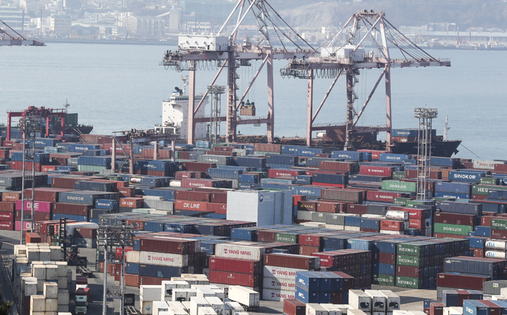 부산항 신선대 부두에서 컨테이너 하역작업이 이뤄지고 있다. [사진=연합뉴스]