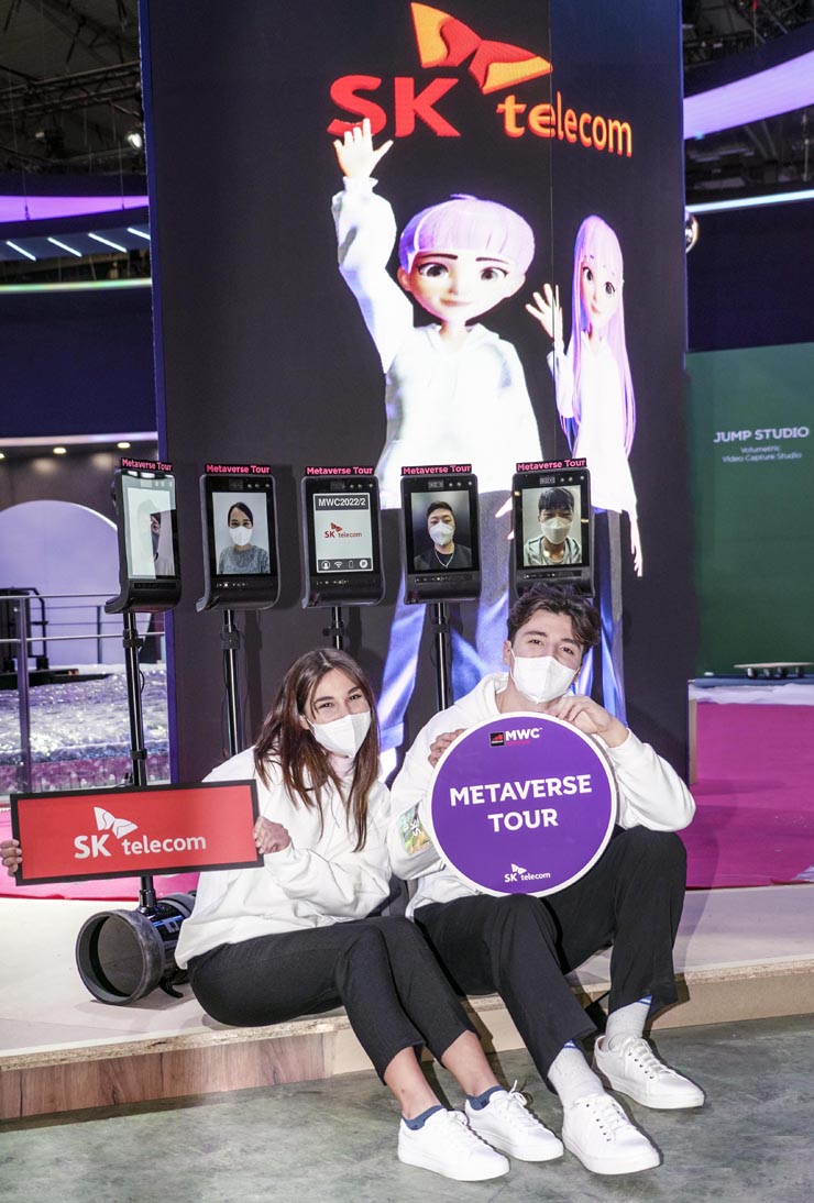 SK텔레콤 전시관 앞에 현지 모델들이 메타버스 서비스인 이프랜드를 소개하고 있다. [사진=SK텔레콤]