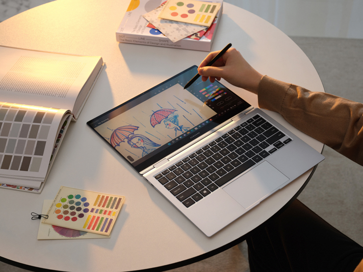 삼성전자가 28일(현지시간) 스페인 바르셀로나에서 열리는 MWC 2022 개막 전날 차세대 노트북 라인 갤럭시북2 프로를 정식 공개했다. [사진=삼성전자]