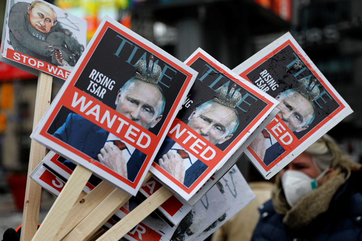 27일(현지시간) 캐나다 온타리오주 토론토에서 러시아의 우크라이나 침공에 항의하는 집회가 열렸다. 사진은 집회 현장에서 블라디미르 푸틴 러시아 대통령의 사진이 담긴 플래카드를 나눠든 집회 참석자들 [사진=로이터]