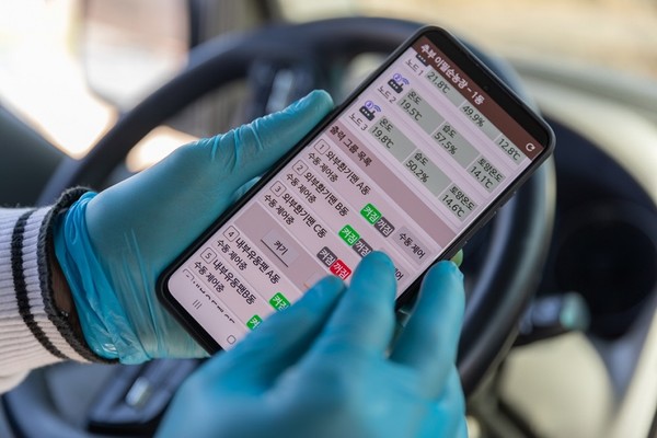 금산군 깻잎 재배자가 스마트폰 앱을 활용해 농장 내 다양한 정보를 확인하고 있다. [사진=AWS]