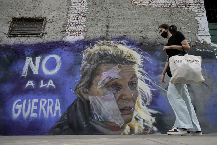 이달 5일 부에노스아이레스에서 전쟁반대를 지지하는 벽화 앞을 한 여성이 지나치고 있다. [사진=AFP통신]