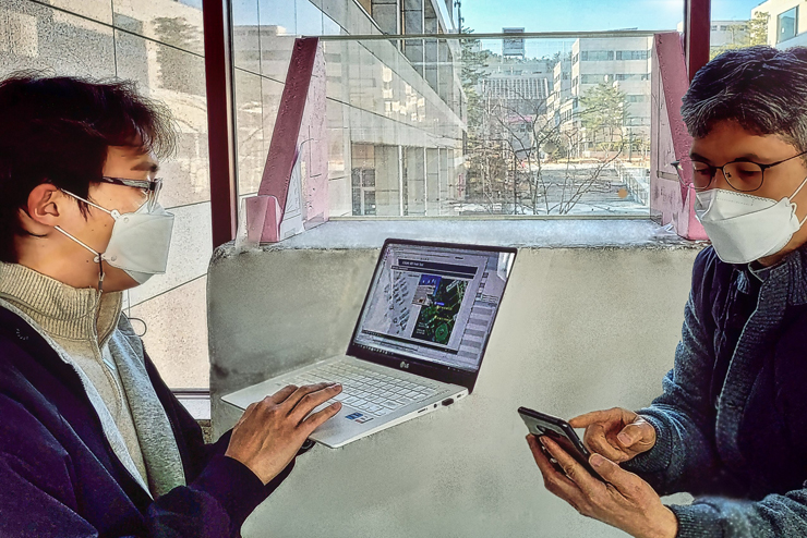 LG유플러스 엔지니어가 RIS가 장착된 유리창 앞에서 통신품질을 점검하고 있다. [사진=LG유플러스]