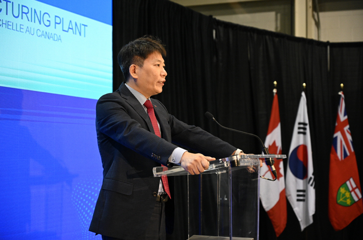 LG엔솔 자동차전지사업부장 김동명 부사장이 23일(현지시간) 온타리오주 윈저시에서 개최한 ‘LG에너지솔루션-스텔란티스 합작공장’ 투자 발표 행사에서 발표를 하고 있다.