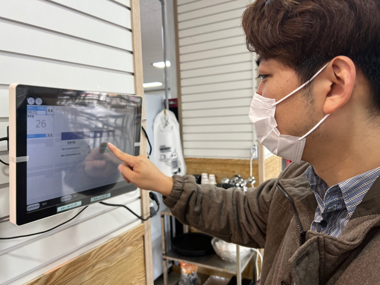태블릿 오더로 주문하는 모습 [사진=KT]