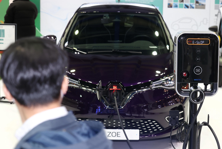 지난달 코엑스에서 열린 전기차 등 친환경 자동차 전시회 'xEV 트렌드 코리아 2022'에서 관람객이 전시된 전기차를 살펴보고 있다. [사진=연합뉴스]