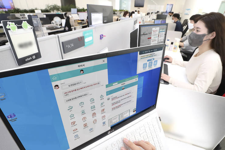 KT 직원들이 자체 개발한 RPA 도구를 이용해 전표처리 등 전산작업을 처리하고 있다. [사진=KT]