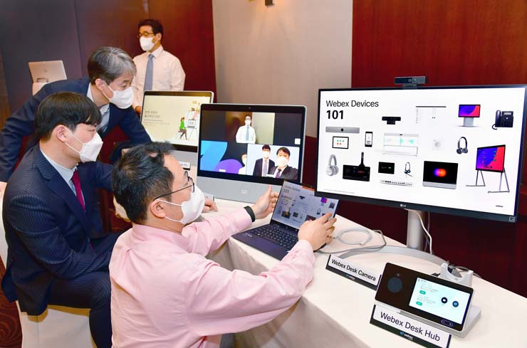 SK브로드밴드(SKB) 직원들이 웹엑스 기능을 시연 및 설명하고 있다. [사진=SKB]
