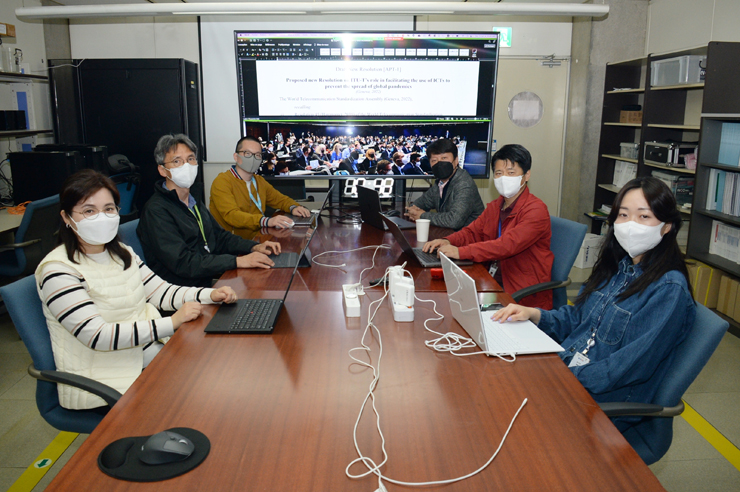 ETRI연구진이 인공지능 분야 표준화 정책 대응 방안을 협의하고 있는 모습. (왼쪽부터) 홍정하 선임연구원, 김성한 책임연구원, 차홍기 선임연구원, 이강찬 지능정보표준연구실장, 인민교 책임연구원, 송지만 행정실무원 [사진=ETRI]