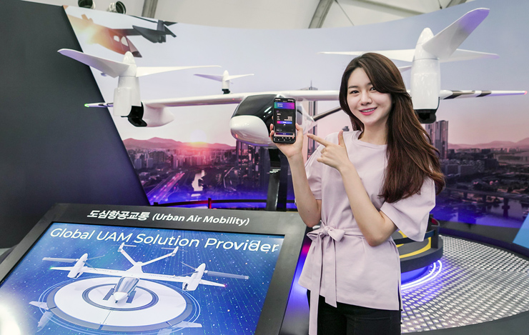 사진은 지난해 6월10일 서울 마포구 문화비축기지에서 열린 ‘스마트 모빌리티 엑스포’ 현장에서 SK텔레콤이 한국공항공사, 한화시스템, 한국교통연구원, 티맵모빌리티와 가상환경(VR) 기반의 UAM 탑승체험 서비스를 시연한 모습 [자료사진=SK텔레콤]