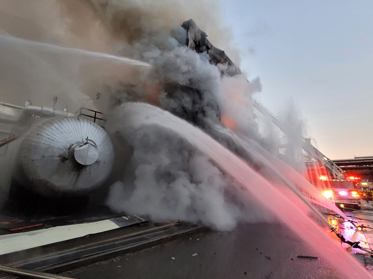 올해 1월12일 울산 SK에너지 울산공장 에너지저장장치(ESS)에서 발생한 화재현장 [자료사진=울산소방본부]