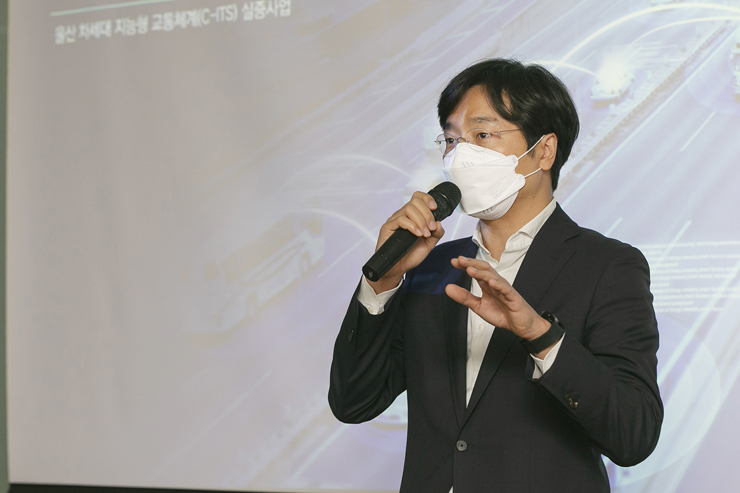 최강림 KT AI Mobility단장이 미디어 간담회에서 KT C-ITS 사업을 설명하고 있다. [사진=KT]