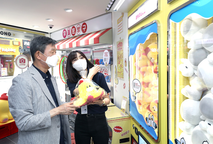 U+언택트스토어 서면점을 방문한 LG유플러스 황현식 사장이 캐릭터존을 점검하는 모습 [사진=LG유플러스]