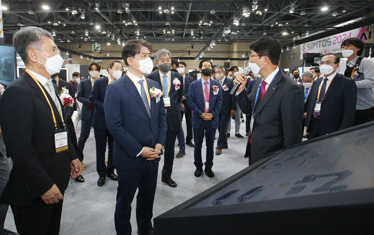 주영준 산업통상자원부 산업정책실장(왼쪽 두 번째)이 23일 경기도 고양시 일산 킨텍스 제1전시장에서 열린 제19회 서울국제생산제조기술전 개막식에서 관계자의 설명을 듣고 있다. [사진=산업부]