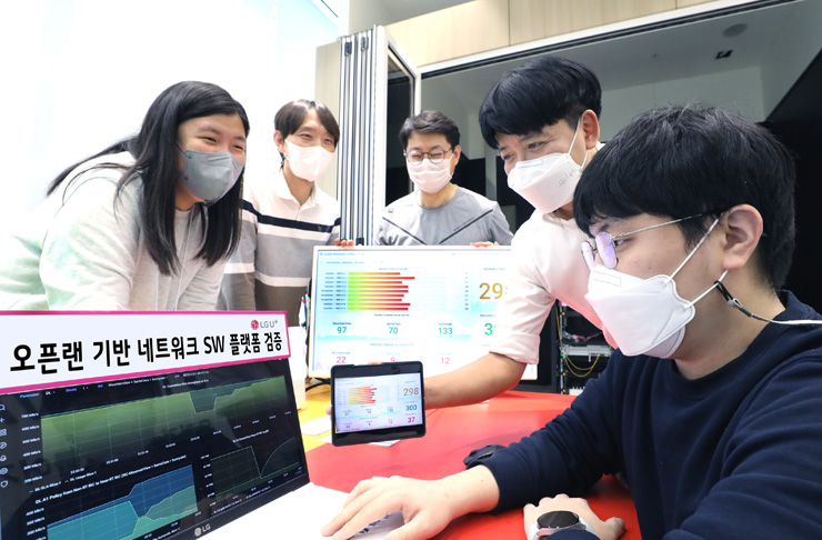 LG유플러스 엔지니어가 오픈랜 RIC 플랫폼을 통해 애플리케이션을 테스트하고 있다. [사진=LG유플러스]