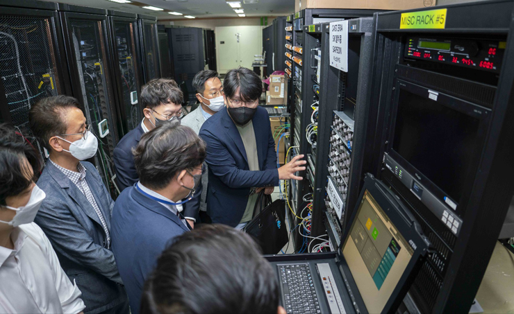 3사 관계자들이 MEC 기반의 가상화 플랫폼을 통해 지상파 방송 송출을 시연하고 있는 모습 [사진=SK텔레콤]