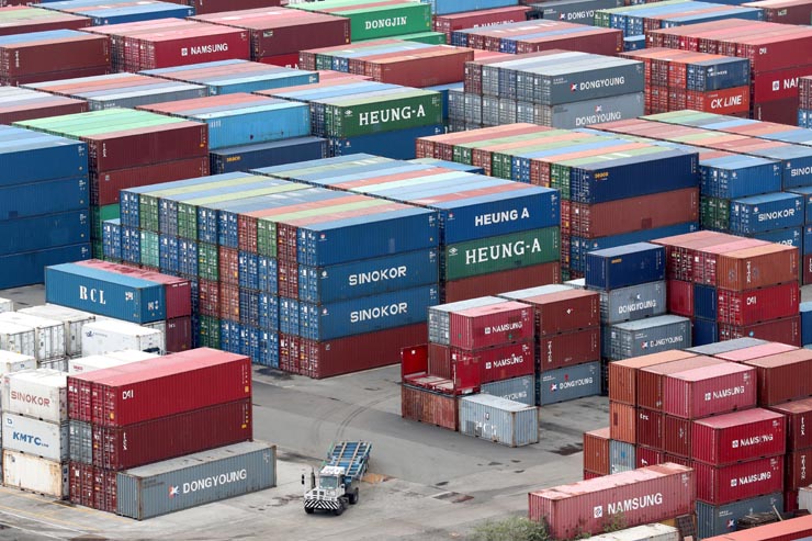 부산 남구 신선대부두 야적장에 쌓인 수출입 컨테이너 화물 [사진=연합뉴스]