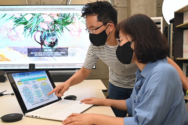 ETRI 연구진들이 에너지저장장치를 비장전원 시스템에 연계하기 위한 요구사항을 논의하고 있다. [사진=ETRI]