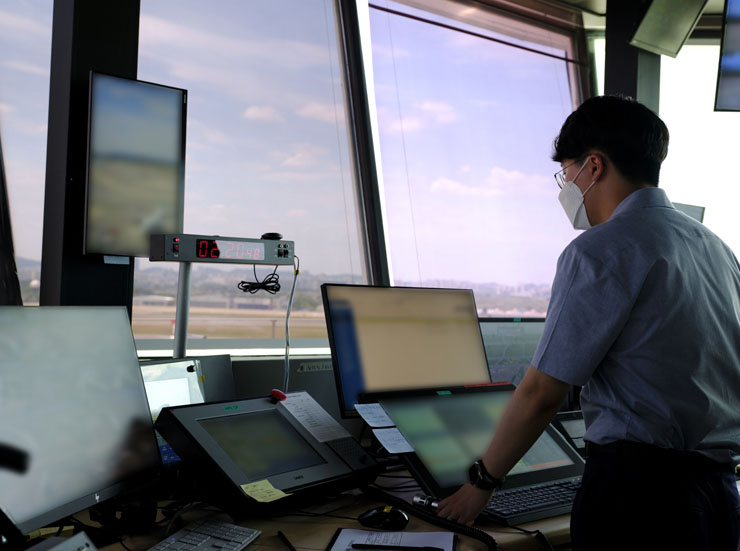 김포공항 계류장 관제소 관제실 [사진=한국공항공사]