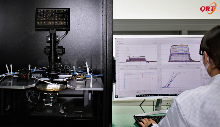 큐알티 연구진이 TLP 장비를 활용한 ESD 신뢰성 평가를 진행하는 모습 [사진=큐알티]
