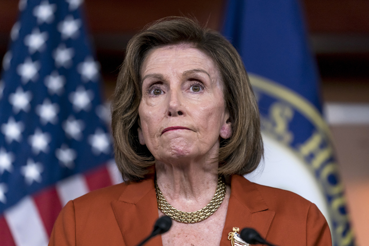 24일(현지시간) 미국 연방 대법원이 ‘로 대 웨이드’ 판결을 공식 폐기한 가운데 낸시 펠로시 하원의장이 같은날 워싱턴 국회의사당에서 열린 기자회견을 통해 입장을 밝히고 있다. [사진=AP통신]