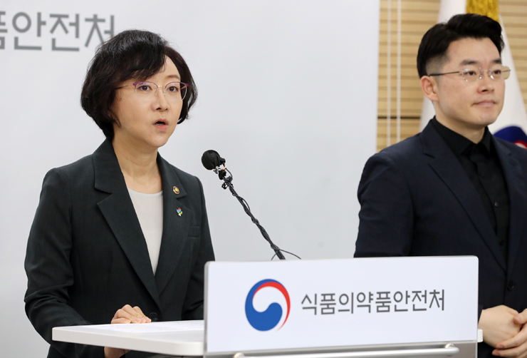 오유경 식품의약품안전처장이 29일 식약처 회의실에서 브리핑을 열고 SK바이오사이언스의 '스카이코비원멀티주' 코로나19 백신을 허가하겠다고 발표하고 있다. [사진=연합뉴스]