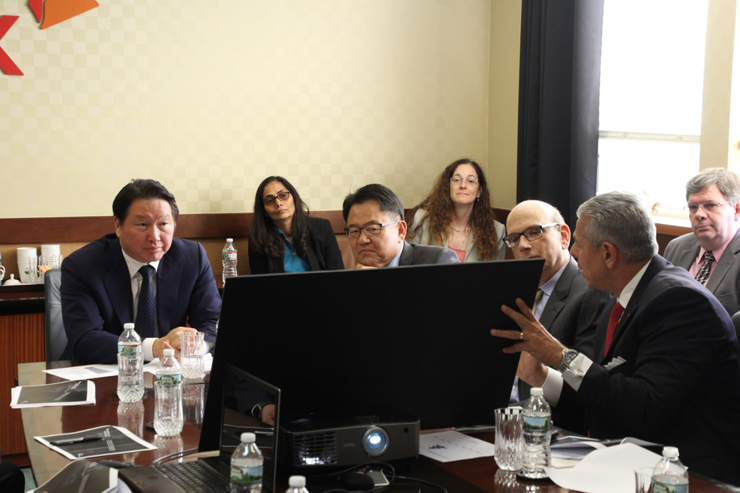 최태원 SK그룹 회장이 2017년 SK바이오팜 미국법인 SK라이프사이언스 방문해 조정우 SK바이오팜 대표 등 관계자들과 회의를 하고 있다. [사진 = SK]