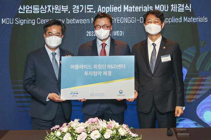(왼쪽부터) 김동연 경기도지사, 마크 리 어플라이드머티어리얼즈코리아 대표, 안덕근 산업부 통상교섭본부장 [사진=AMAT]