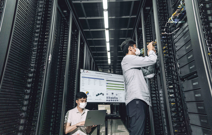 SK텔레콤 연구원들이 대전 SK둔산사옥에서 베어메탈 기반 클라우드 네이티브 방식 코어망을 점검하고 있다. [사진=SK텔레콤]