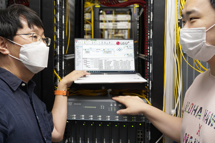 LG유플러스 엔지니어가 마곡사옥에 설치된 주니퍼네트웍스의 클라우드네이티브 기반 스위치 장비를 점검하고 있다. [사진=LG유플러스]