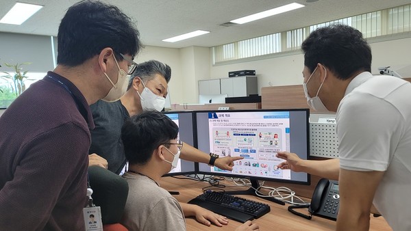 ETRI 연구진이 AI 재난 심리회복플랫폼 개발에 대해 논의하고 있다. [사진=ETRI]