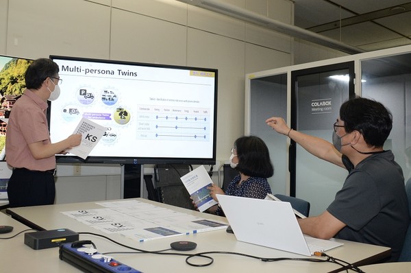 ETRI 연구원들이 신개념 멀티 페르소나 디지털 트윈에 대해 협의하고 있다. [사진=ETRI]