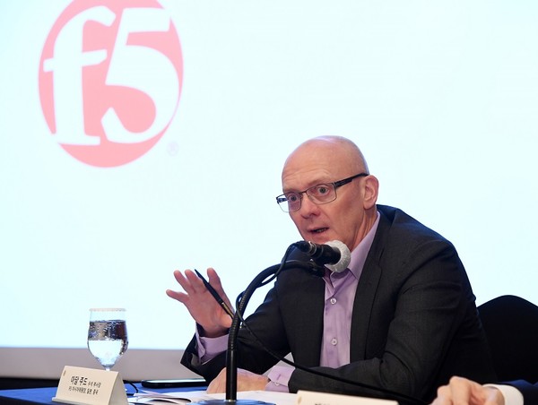 아담 주드 F5 아태 총괄 수석부사장이 언제 어디서나 안전하고 최적화된 상태로 앱과 API를 연결한다는 F5의 미래 정체성에 대해 소개하고 있다. [사진=F5]