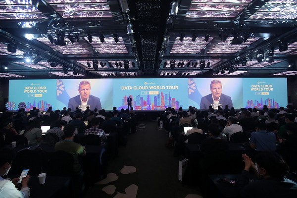 존 로버트슨 스노우플레이크 아태지역 사장이 ‘스노우플레이크 데이터클라우드월드투어 서울’에서 기조연설을 진행하고 있다. [사진=스노우플레이크]