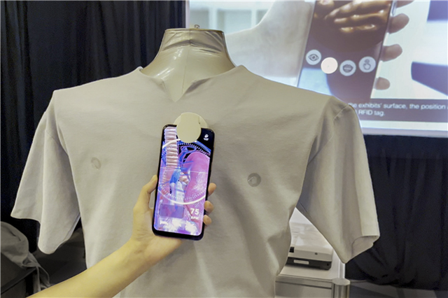 ACM 시그래프 컨퍼런스에서 진행된 데모. 스마트폰에 원더스코프를 부착해 인체모형 위에서 위치를 파악하는 모습 [사진=KAIST]