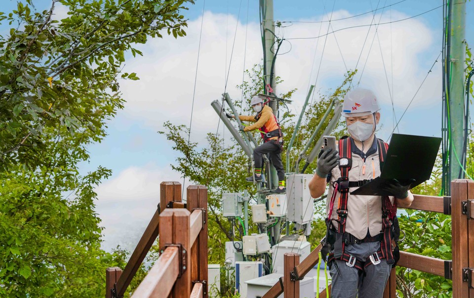 SK텔레콤 자회사 SK오엔에스 엔지니어들이 경기 파주시 산악지역에 설치된 중계기를 점검하고 있다. [사진=SK텔레콤]