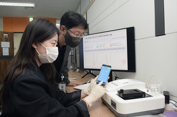 연구진이 바이오 모듈을 통해 가축의 스트레스, 면역력 등을 분석하고 있다. [사진=ETRI]