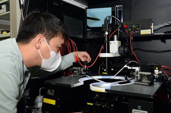 ETRI 연구진이 MCT 전력반도체 웨이퍼 특성을 측정하고 있다. [사진=ETRI]