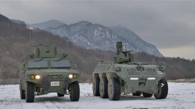(왼쪽부터) 통제차량 형상과 무인수색차량 [사진=방사청]