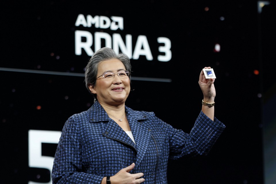 리사 수 AMD CEO가 라데온 RX7900을 소개하고 있다. [source=amd]