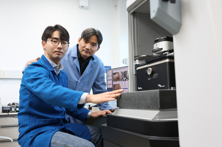 (왼쪽부터) KAIST 신소재공학과 박건 박사과정, 홍승범 교수 [사진=KAIST]
