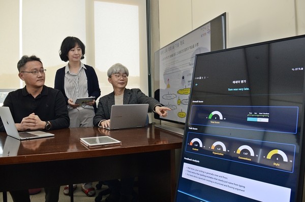 ETRI 연구진이 독해 교육 인공지능 시스템의 발음평가, 교육 대화 과정을 점검하고 있다. [사진=ETRI]