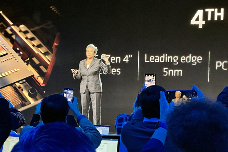 이달 10일(현지시간) 미국 캘리포니아주 샌프란시스코에서 열린 행사에서 리사 수(Lisa Su) AMD CEO가 4세대 에픽(EPYC) 프로세서를 공개했다. [IT비즈뉴스(ITBizNews) DB]