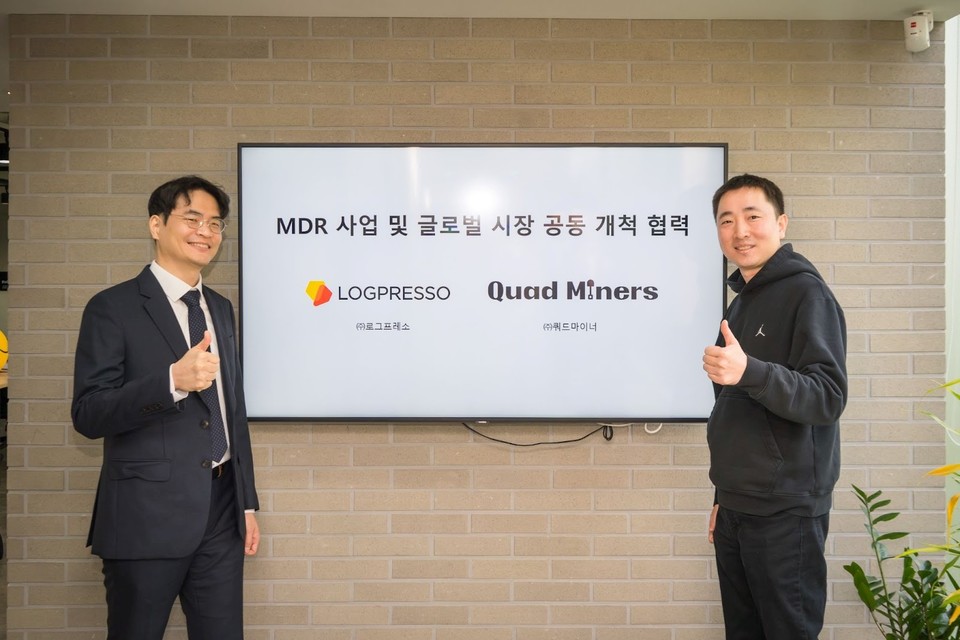 (왼쪽부터) 양봉열 로그프레소 대표, 박범중 쿼드마이너 대표 [사진=로그프레소]