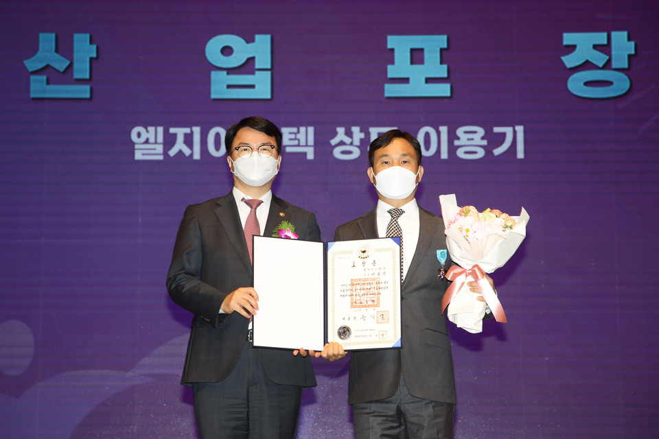 조주현 중소벤처기업부 차관(왼쪽)이 15일 서울 양천구 로운아트홀에서 열린 '2022년 동반성장 주간 기념식'에서 이용기 LG이노텍 상무(오른쪽)에게 산업포장을 수여하고 있다. [사진=중기부]