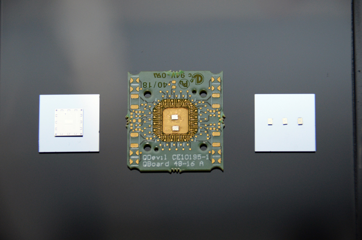 ETRI의 큐비트 생성 및 정밀제어 등 양자컴퓨팅 핵심 원천기술 개발과정에 활용된 반도체 칩
