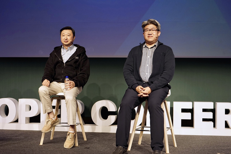 (왼쪽부터) 키노트 발표를 진행한 SW품질혁신사업부 김성운 상무와 검증솔루션개발팀 김범섭 팀장 [사진=현대오토에버]