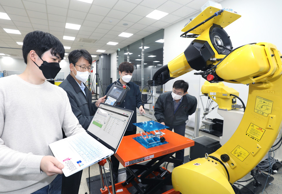양사 엔지니어가 화낙 3D 비전센서를 통한 AI 빈 피킹 과정을 U+스마트팩토리 관제시스템을 통해 모니터링하고 있다. [사진=LG유플러스]