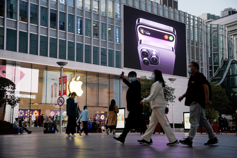 애플 아이폰14 광고 배경의 중국 상하이 시내 [사진=로이터]